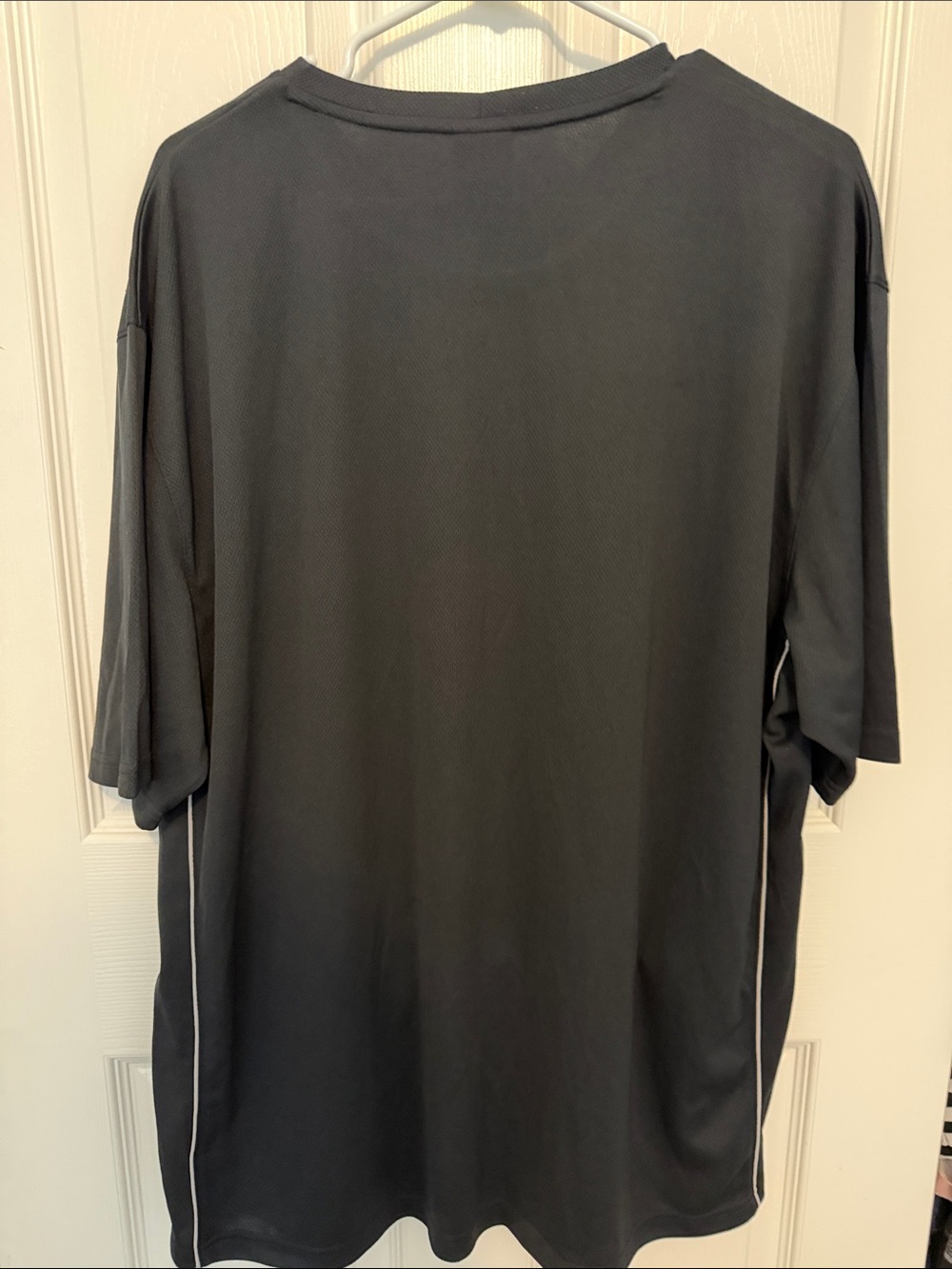 Nike Men’s Dark Gray Short-Sleeve Athletic Tee with Swoosh - Picture 5 of 7